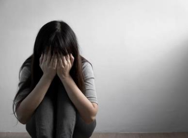 女子遭家暴头骨开裂昏迷63天 遭遇家庭暴力 如何取证？